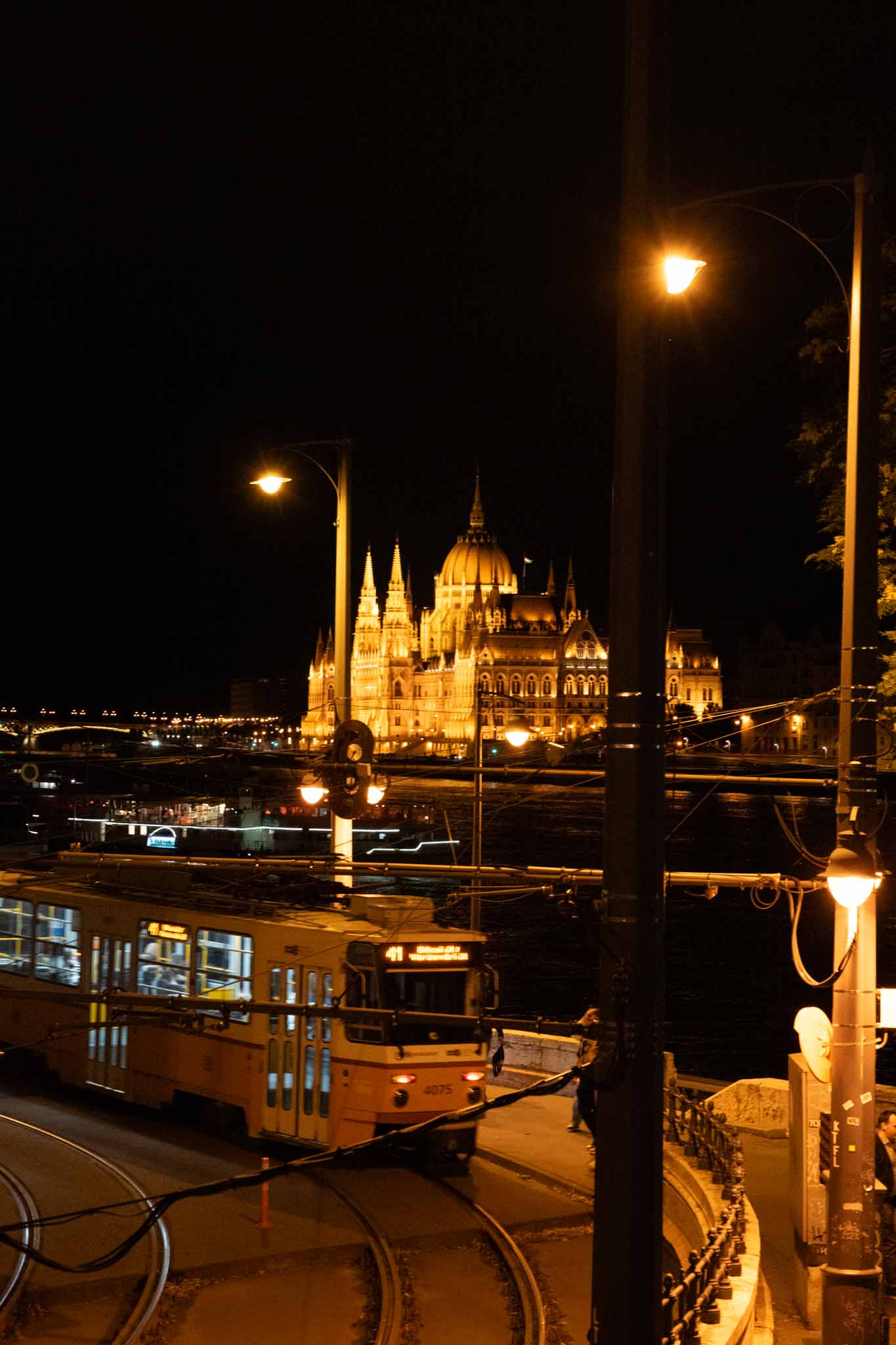 【2025年最新】生成AIトレンド完全ガイド｜注目技術とビジネス活用の最前線